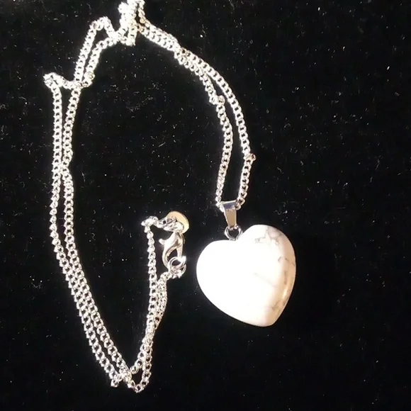 π2/$20π NIP - Natural White Howlite Heart Shape Stone Pendant Necklace - Picture 1 of 6